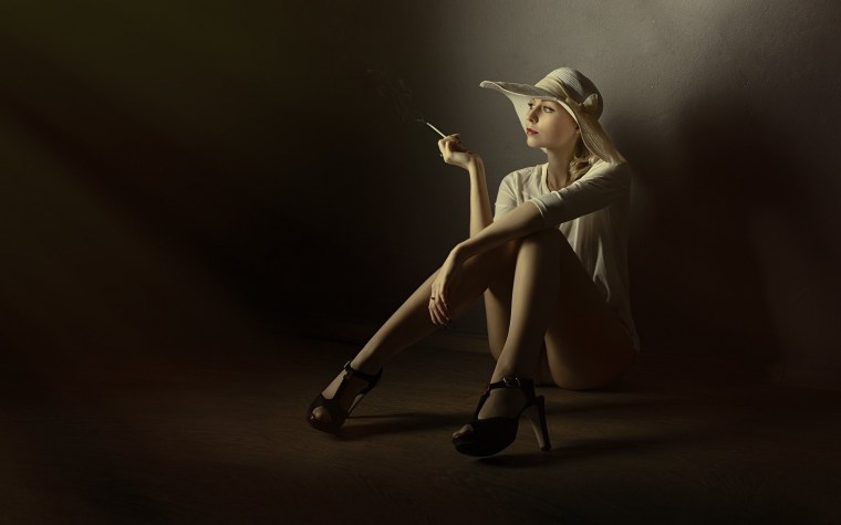 Девушка в шляпе с сигаретой