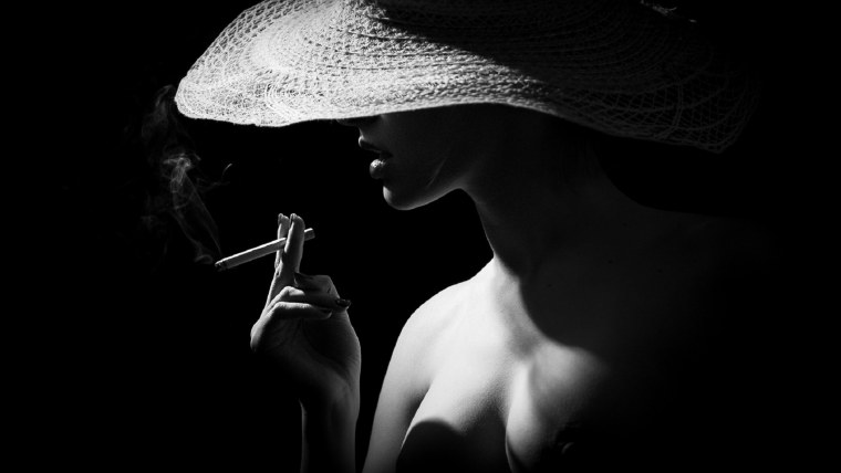 Женщина в шляпе с сигаретой