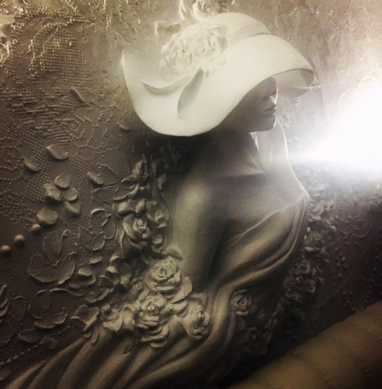 Барельеф девушка в шляпе