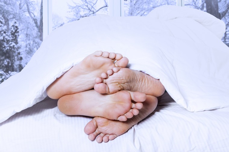 Одеяло обняла ногой..