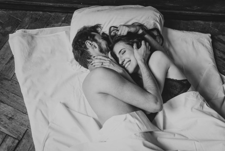 Парень и девушка в кровати