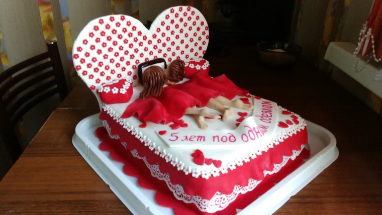 Торт в виде кровати