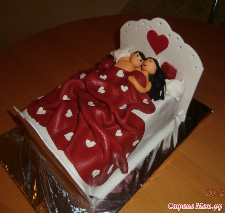 Торт кровать на годовщину свадьбы