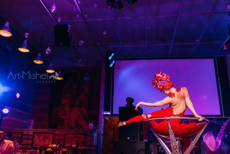 Женщина в бокале мартини