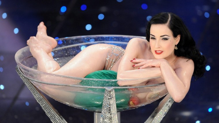 Девушка с бокалом