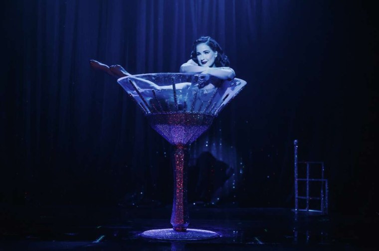 Девушка с боку