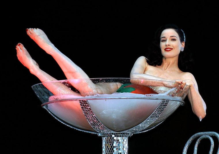 Девушка с бокалом