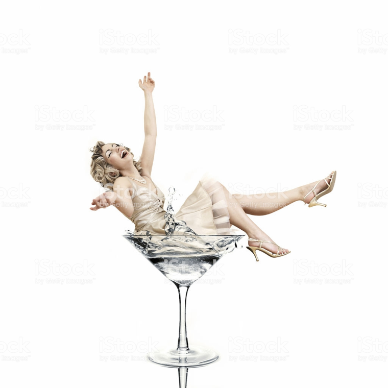 Девушка в бокале с оливкой