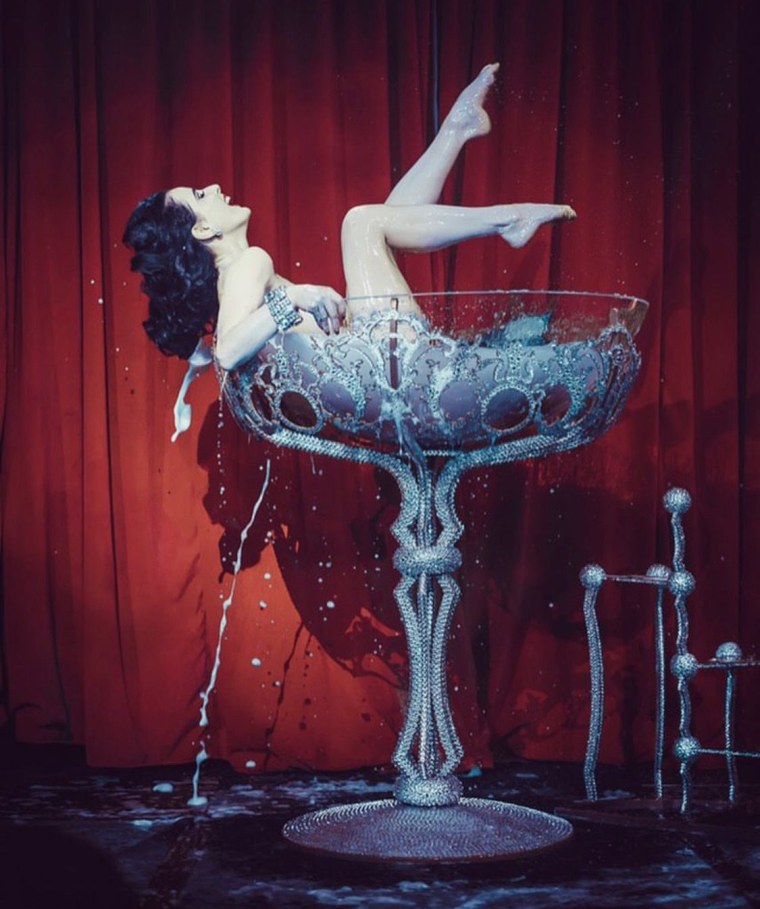 Пин ап девушка в бокале