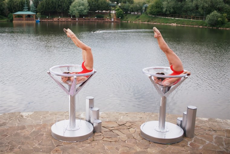 Девушка в бокале мартини арт