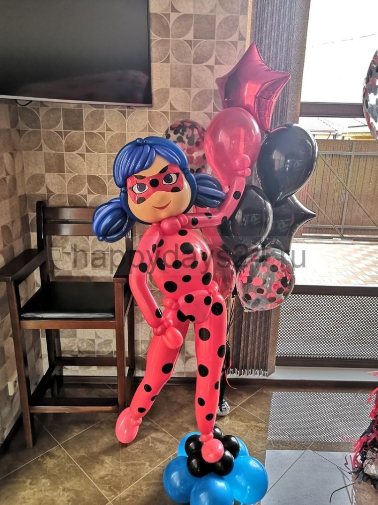 Фотозона из шаров в стиле леди баг