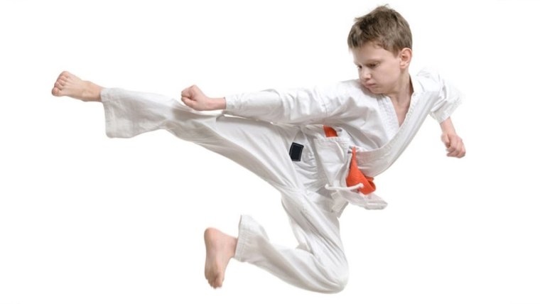 Каратист на белом фоне