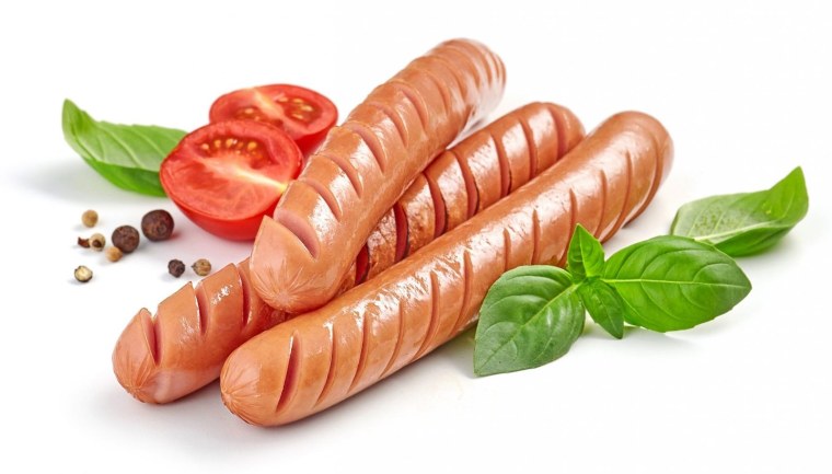 Сардельки на белом фоне