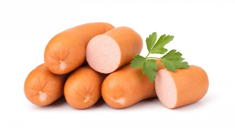 Сардельки на белом фоне