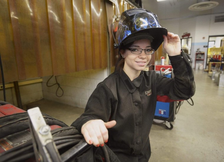 Девушка в сварочных очках