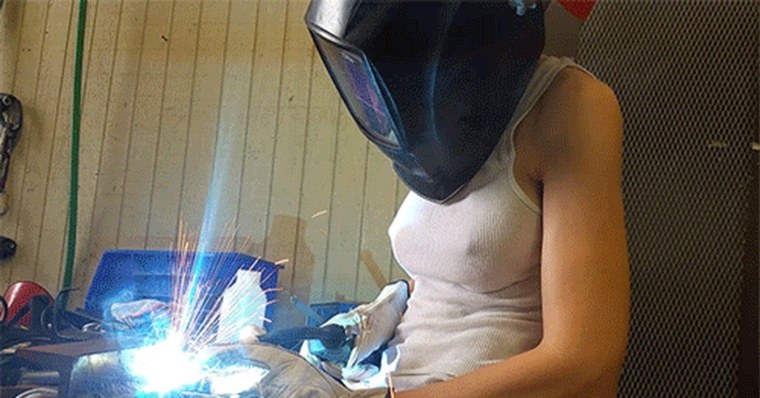 Девушка в сварочной маске