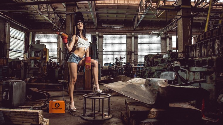 Девушка в цеху