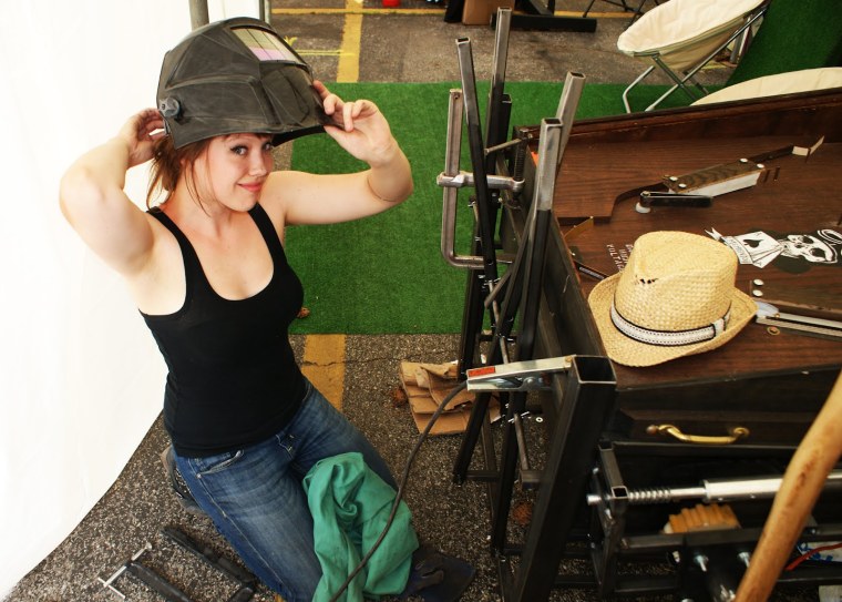 Красивая девушка сварщица