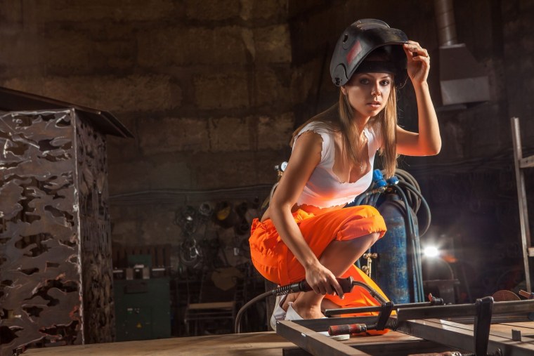 Девушка сварщик