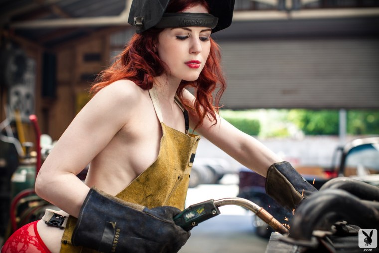 Девушка сварщик