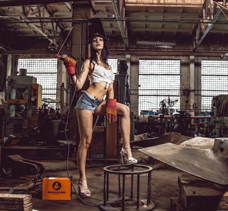 Девушка у станка