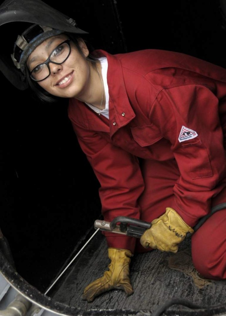 Красивая девушка сварщик