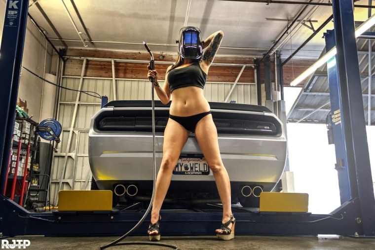 Красивая девушка в автосервисе