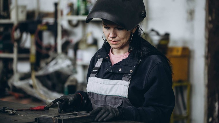 Девушка сварщик видео