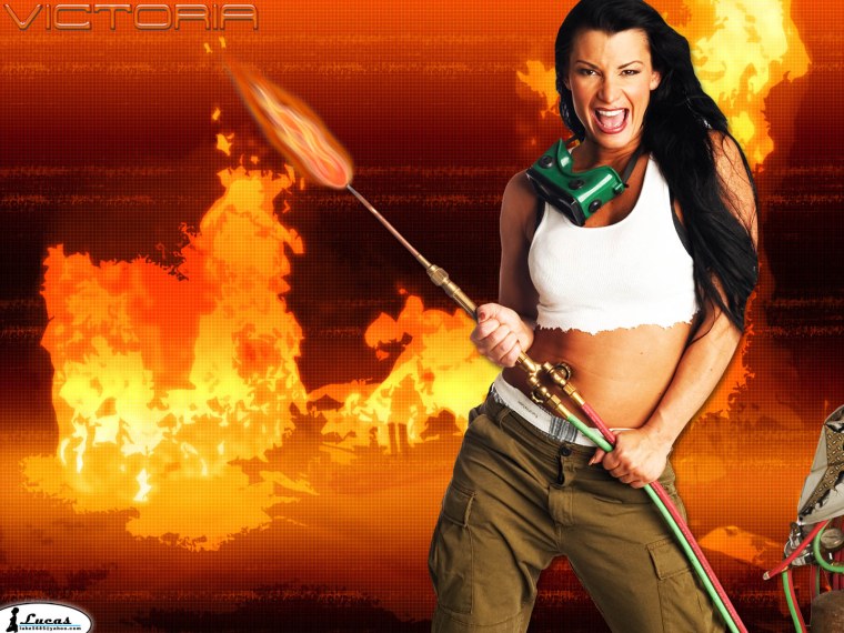 Девушка сварщик с резаком