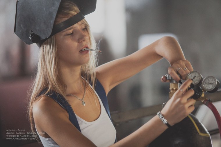 Девушка сварщик