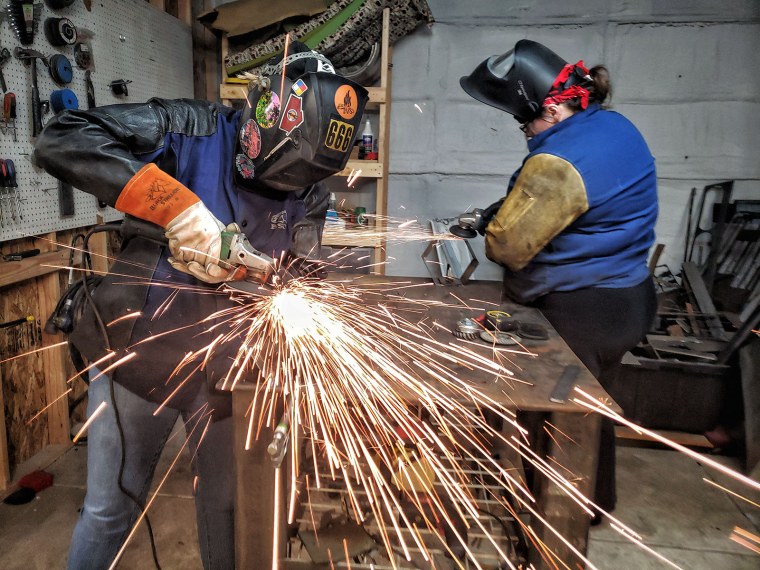 Девушки со сварочником