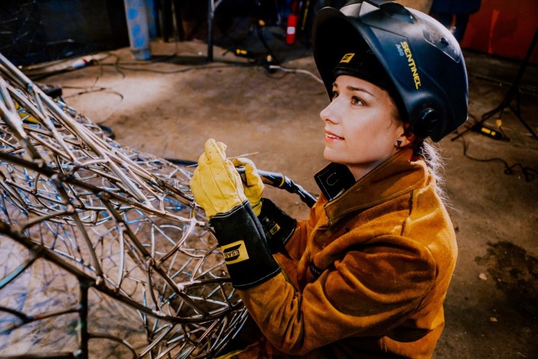 Александра Ивлева сварщица