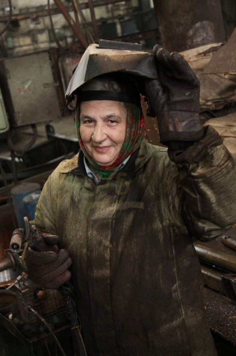 Девушка сварщик