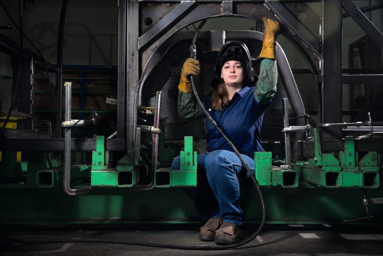 Девушка сварщица