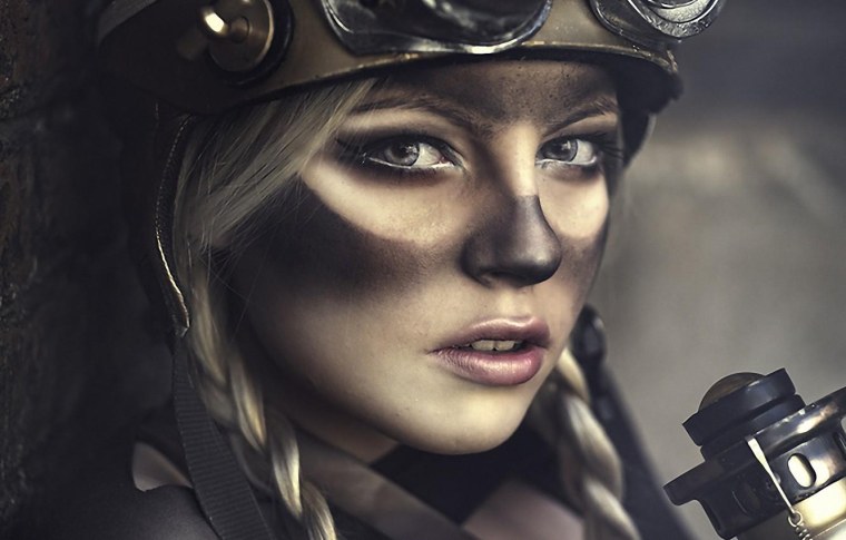 Девушка в каске