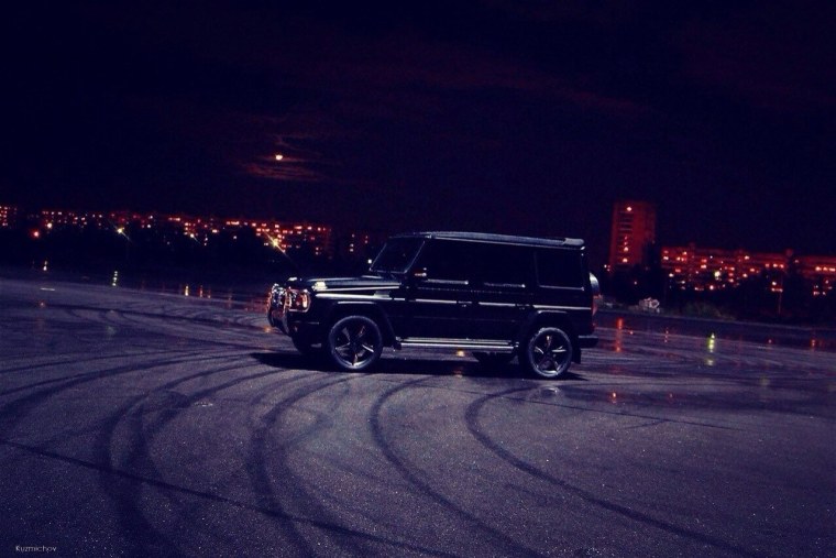 Мерседес Гелик ночью