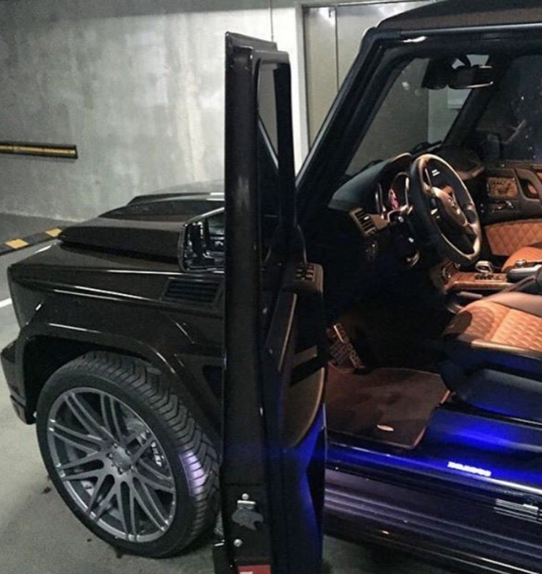 Мужчина за рулем Гелика