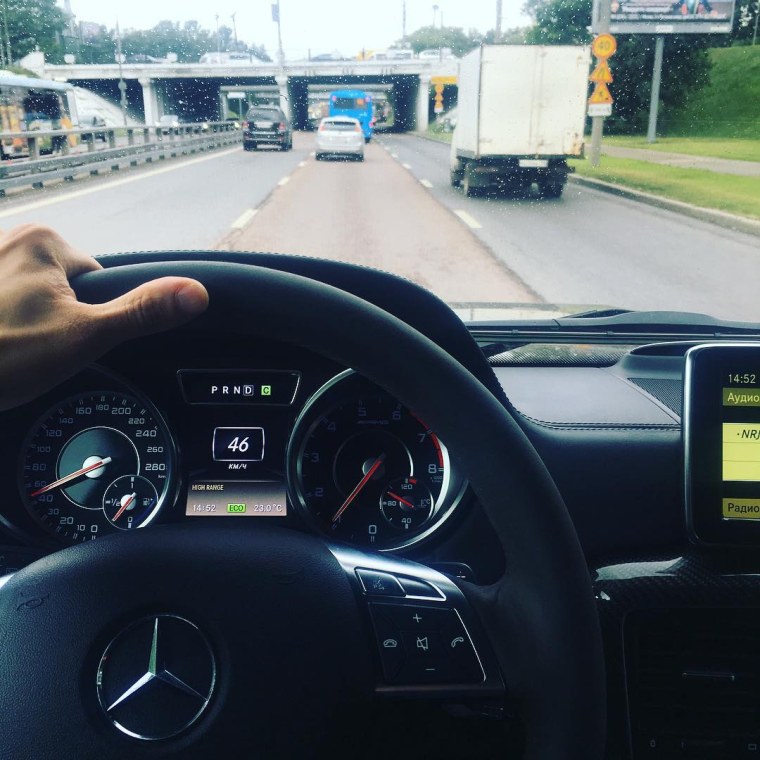Парень за рулем Мерседеса