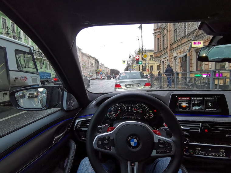 BMW m5 f90 за рулем