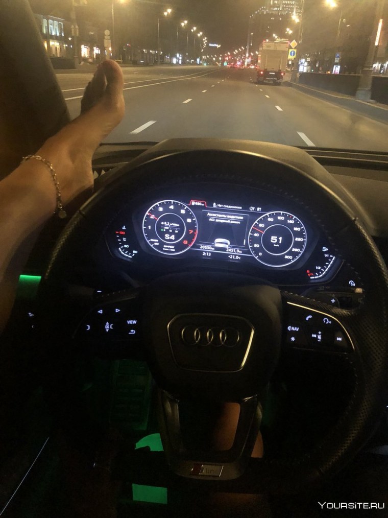 За рулем Мерседеса ночью