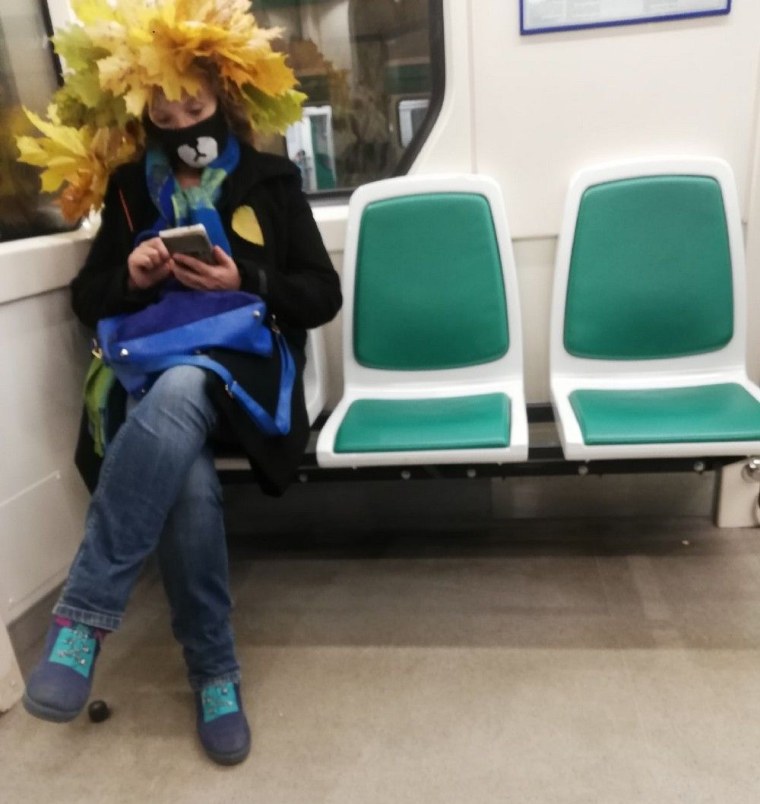 Мужчина в парике в метро фото