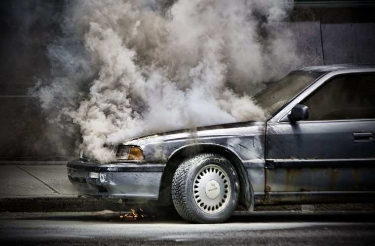 Машина дымится