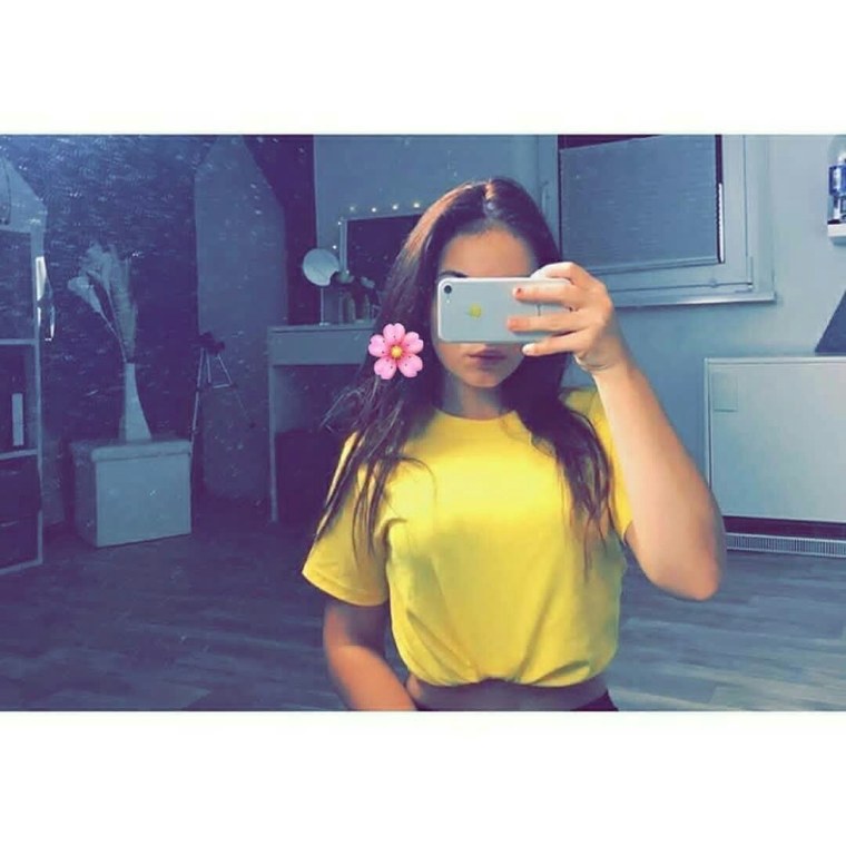 Девочка с айфоном в зеркале без лица