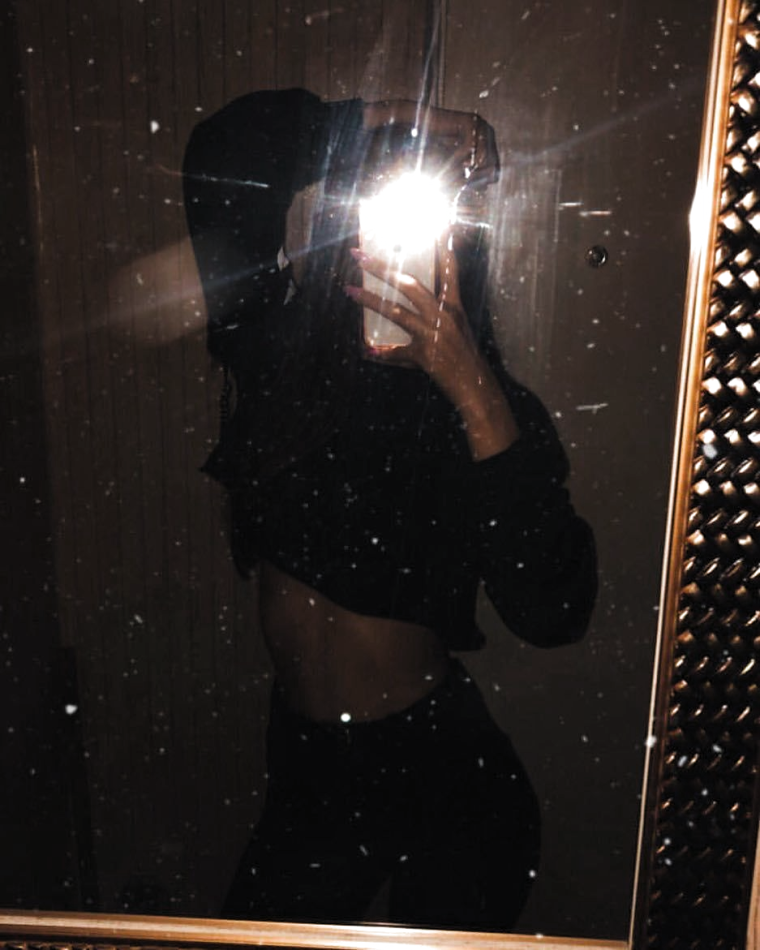 Девушка в маске селфи