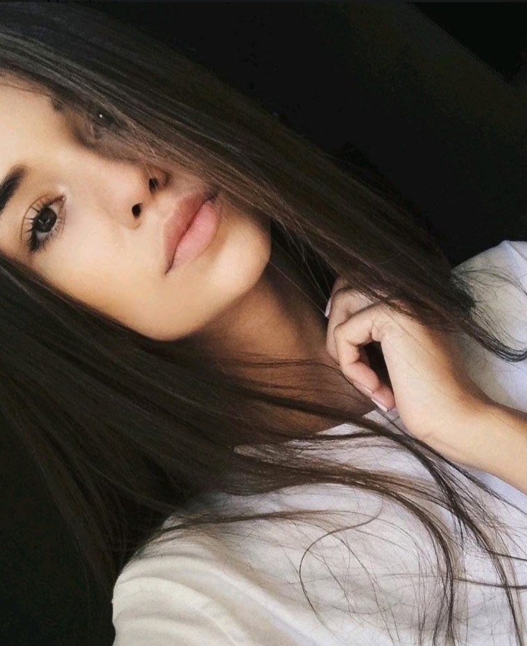 Блондинка селфи в зеркало