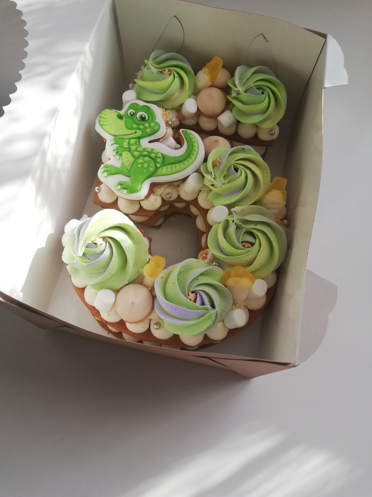 Торт цифра с динозаврами