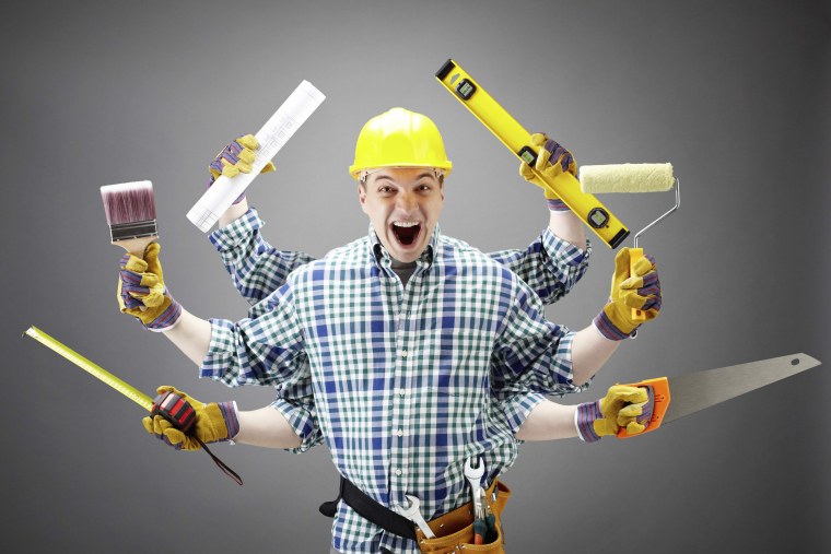 Строитель с инструментами в руках