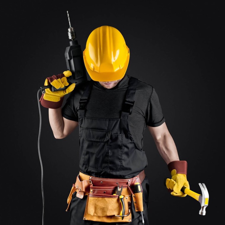 Строитель с дрелью