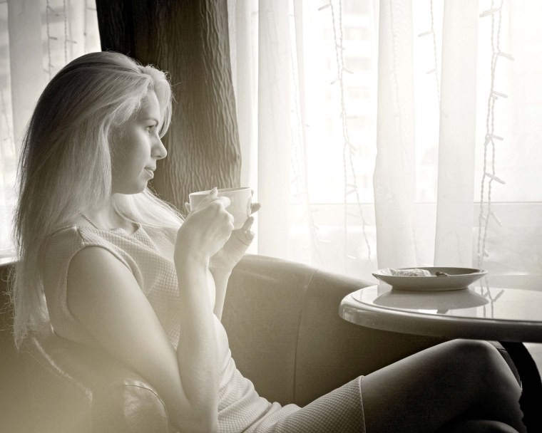 Девушка пьет кофе и пусть весь мир подождет