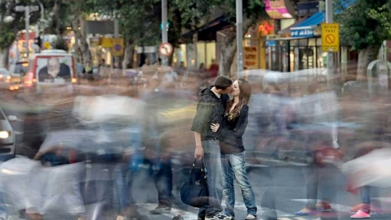Человек в толпе на длинной выдержке